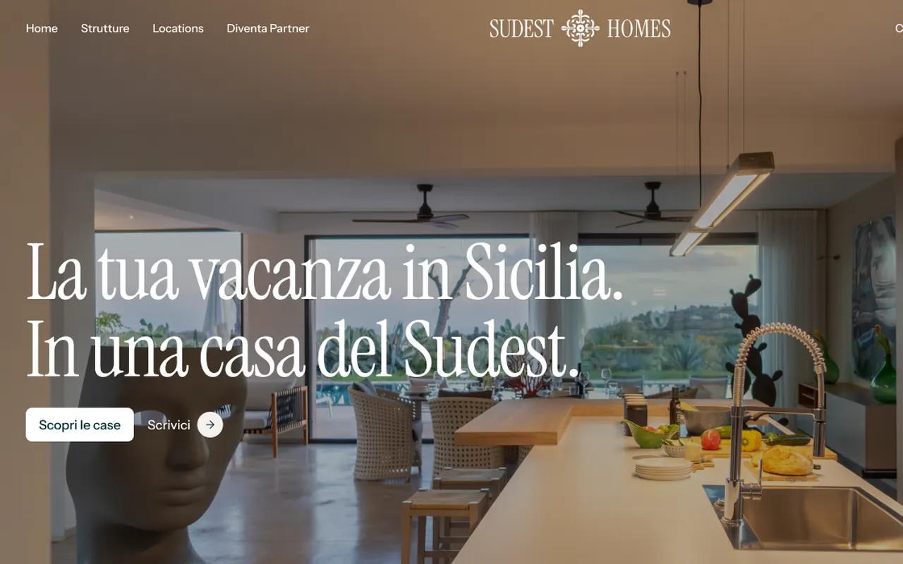 La home del nuovo sito di Sudest Homes: una cucina luminosa e il titolo «La tua vacanza in Sicilia. In una casa del Sudest.»